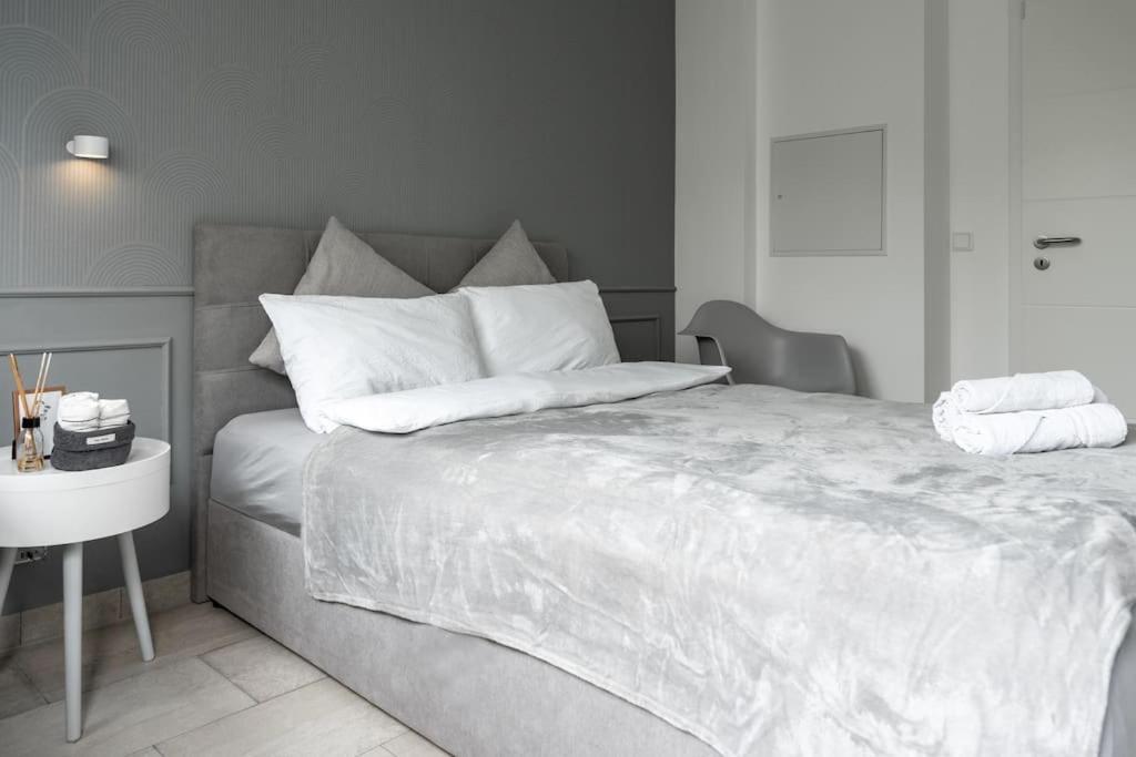 City Loft 11: Cozy Apartment near Neumarkt with Balcony Cologne Exterior photo
